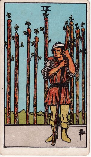 완드 9(Nine of Wands) — 라이더-웨이트 덱(1909)